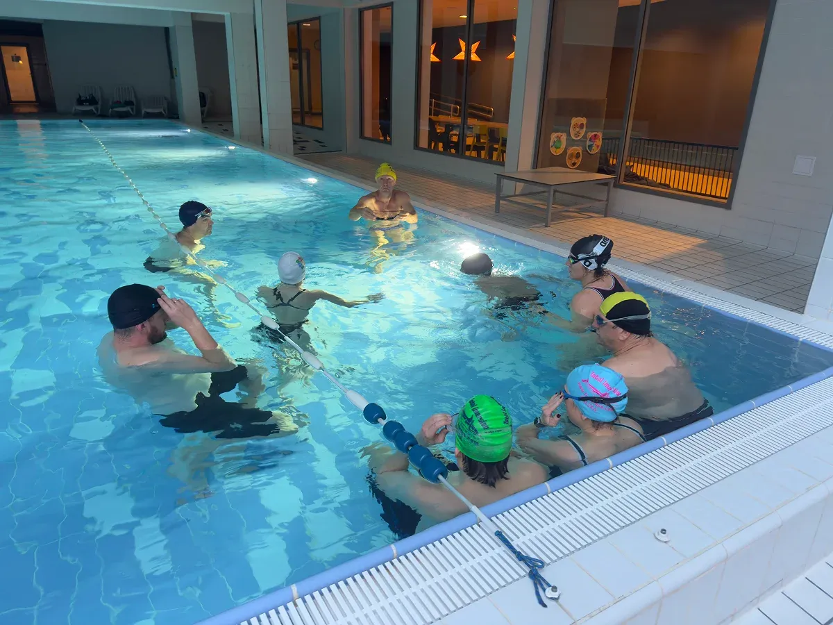 Swimming group training session with Vimo Swim tempo trainer